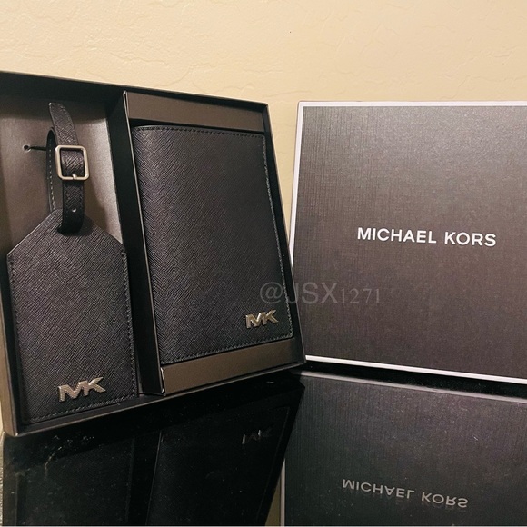 Michael Kors Saffiano Leather Passport Case and Luggage Tag Gift Set - Picture 6 of 6